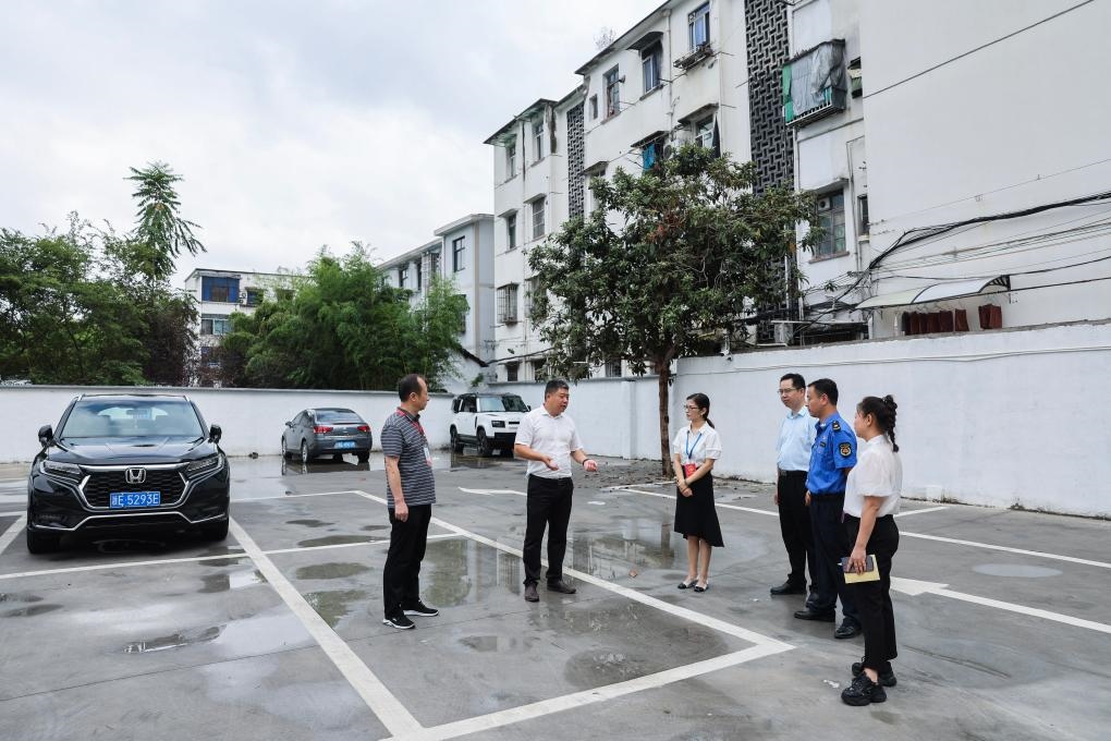 2024年9月11日，在浙江省湖州市，湖州吳興區(qū)人大代表、人大飛英街道工委代表及塔下街社區(qū)代表前往已改建的一處停車場進(jìn)行實地調(diào)研，監(jiān)督該改建項目的完成情況。新華社記者 徐昱 攝