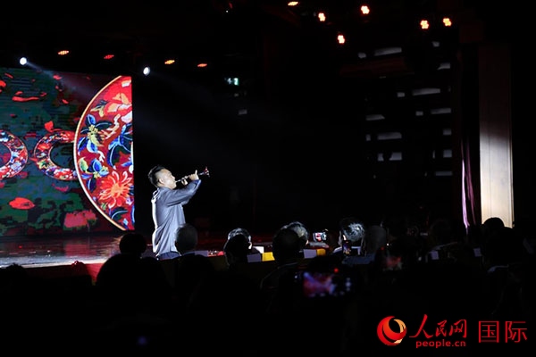 演出現(xiàn)場，演員帶來嗩吶獨(dú)奏《看秧歌》。人民網(wǎng)記者 楊一攝