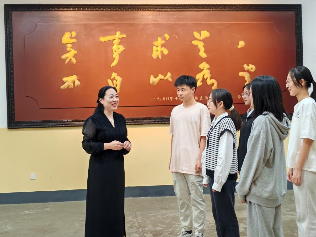 湖南第一師范學(xué)院思政課教師正在為學(xué)生講述紅色校史。（受訪(fǎng)者供圖）