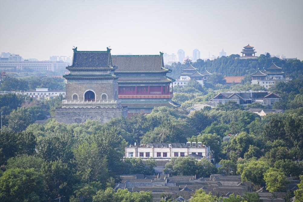 遠(yuǎn)眺北京中軸線上的鐘鼓樓與景山（2024年7月20日攝）。新華社記者 陳鐘昊 攝