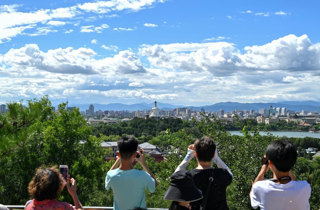 2024年8月12日北京天氣晴好，游客從景山上拍攝遠(yuǎn)處的北海公園。新華社記者李鑫 攝