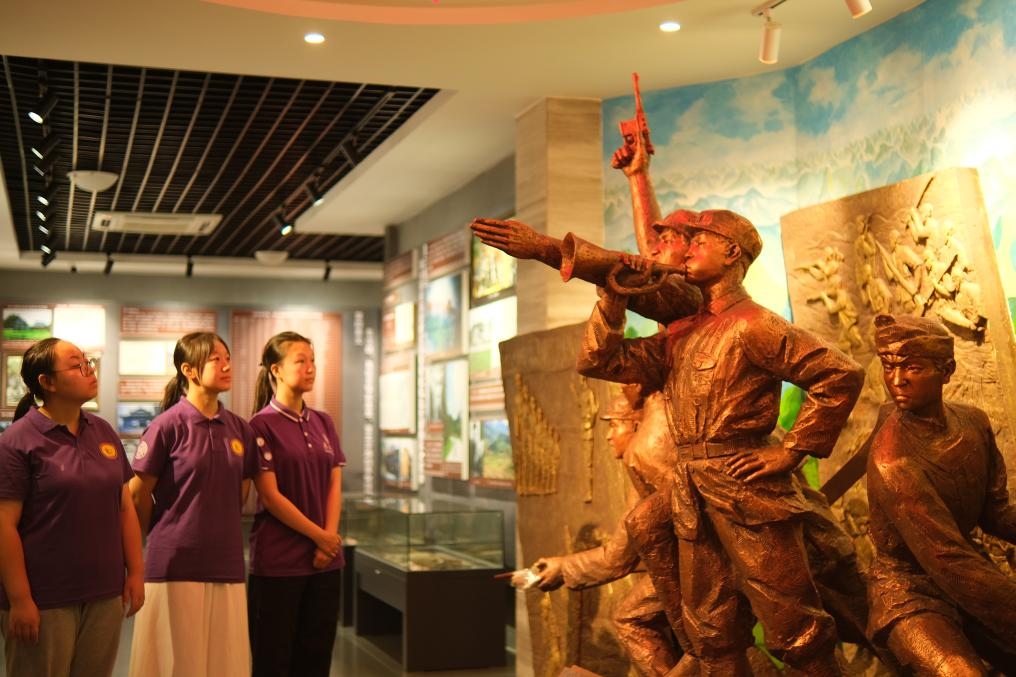 7月26日，南開(kāi)大學(xué)實(shí)踐隊(duì)在環(huán)江革命陳列館了解毛南族人民在黨的領(lǐng)導(dǎo)下進(jìn)行革命斗爭(zhēng)的歷程。（受訪(fǎng)者供圖）