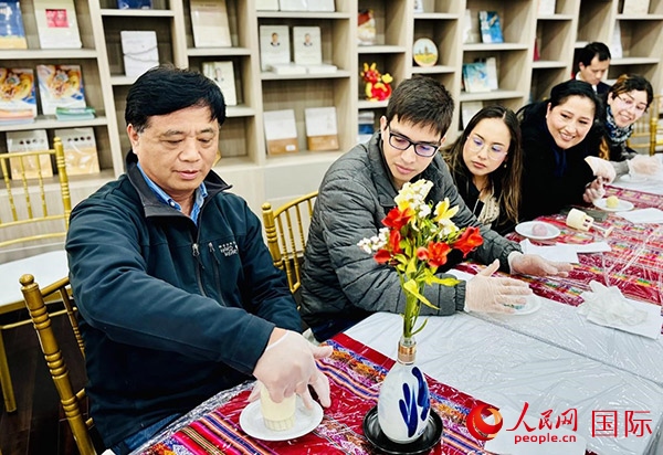 前來參加活動的利馬居民共同制作冰皮月餅。人民網記者 宋亦然攝