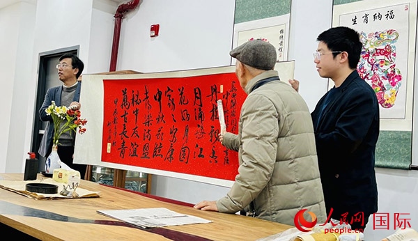 旅秘書法家向現場觀眾展示書法作品。人民網記者 宋亦然攝
