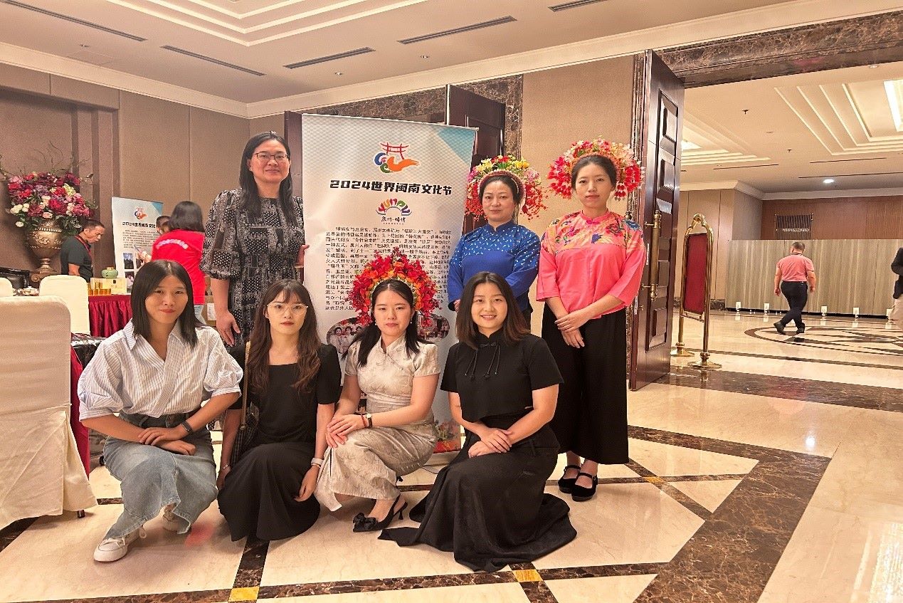 阿拉扎大學(xué)孔子學(xué)院老師和簪花圍傳承人合影。阿拉扎大學(xué)孔子學(xué)院供圖