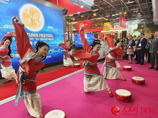 “你好！中國”展臺開幕式上的中國傳統(tǒng)舞蹈表演。人民網(wǎng)記者 尚凱元攝