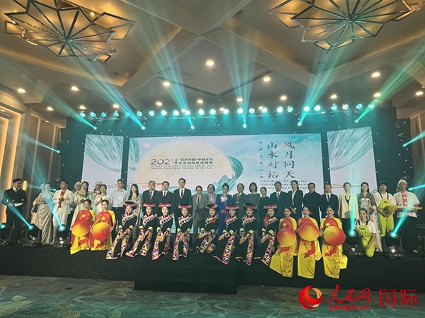 兩國嘉賓與中越藝術(shù)家現(xiàn)場合影。人民網(wǎng)記者 楊曄攝