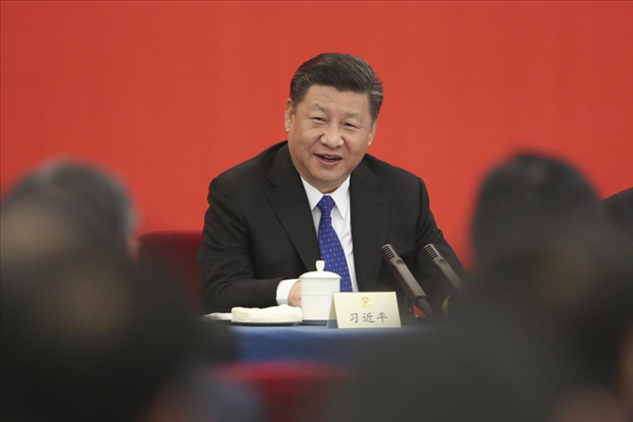 2018年3月4日下午，中共中央總書記、國家主席、中央軍委主席習(xí)近平看望參加全國政協(xié)十三屆一次會議的民盟、致公黨、無黨派人士、僑聯(lián)界委員，并參加聯(lián)組會，聽取意見和建議。 新華社發(fā)（盛佳鵬 攝）