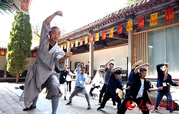 日本少林寺拳法青年代表團體驗體驗少林十三拳。人民網(wǎng)記者 張靖攝