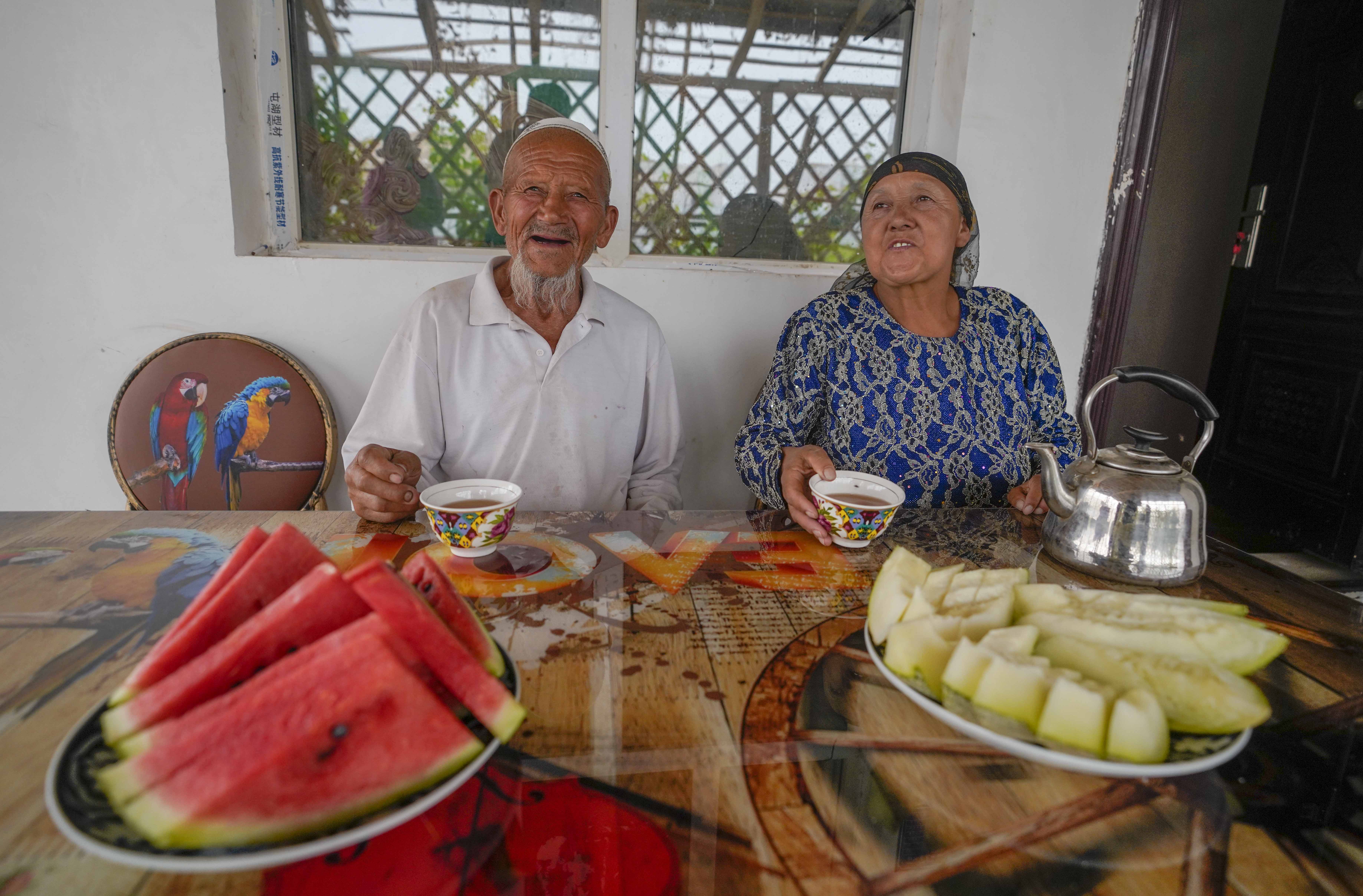 在新疆喀什地區(qū)伽師縣江巴孜鄉(xiāng)依帕克其村57號，80歲的維吾爾族老人伊米提·艾山（左）在自家庭院中（2020年6月8日攝）。