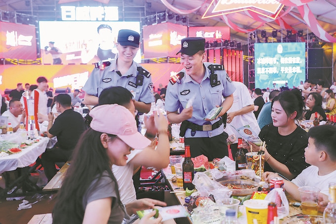 8月10日，黑龍江省哈爾濱市公安局松北分局民警輔警在啤酒大棚開展安全宣傳。史繼東攝