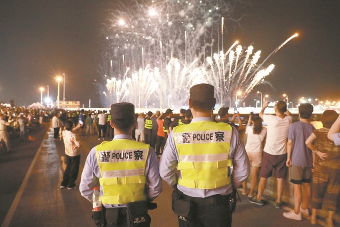 8月10日，黑龍江省哈爾濱市公安局松北分局民警輔警在啤酒大棚開展安全宣傳。史繼東攝
