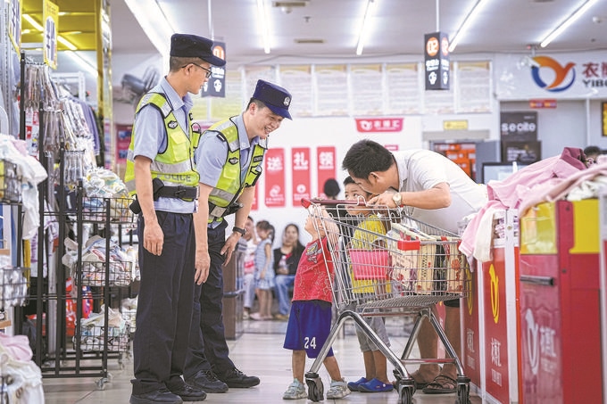 ?8月27日，貴州省凱里市公安局組織開展拉網(wǎng)式大排查，民警在超市和群眾交流。周國(guó)輝攝