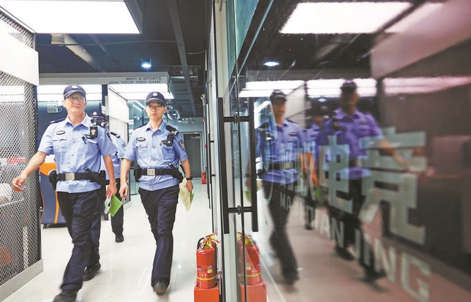 ▲7月6日，山西省新絳縣公安局龍興派出所組織警力對(duì)網(wǎng)吧等場(chǎng)所進(jìn)行集中治安檢查。高新生攝