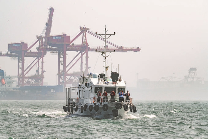 ?7月5日，秦皇島出入境邊防檢查站聯(lián)合秦皇島市公安局水陸巡特警支隊(duì)開展海上聯(lián)合巡航。陳凈萱攝
