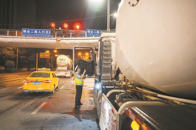 7月25日，陜西省西安市公安局交警支隊(duì)開展全市中重型貨車及面包車違法異地互查整治行動(dòng)。孫崇明攝