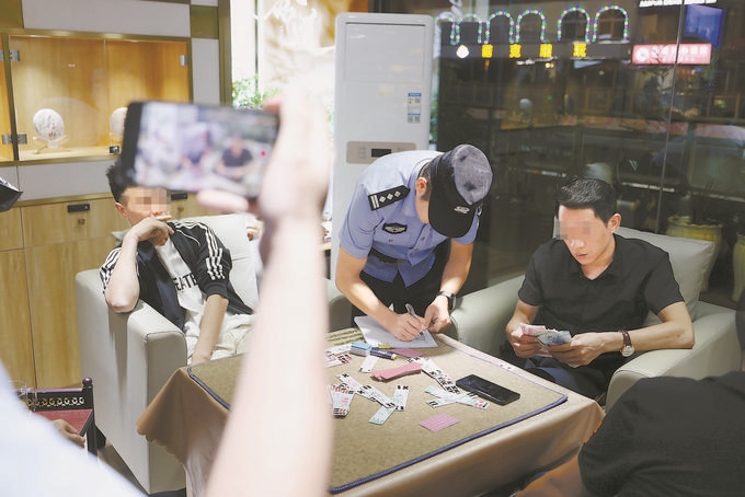 9月7日，云南省昆明市公安機(jī)關(guān)對(duì)棋牌室開展檢查。