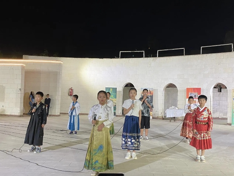東方藝術文化館小朋友的詩朗誦表演。開羅中國文化中心供圖