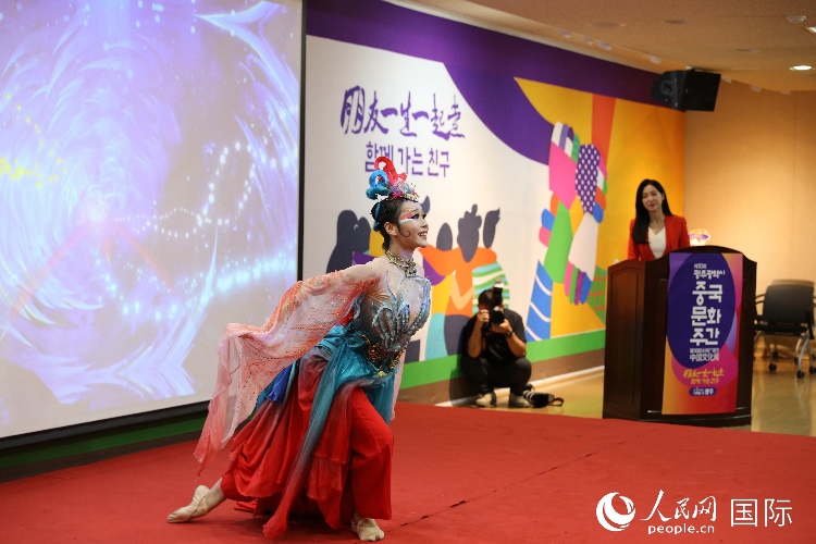 中國演員在中國文化周開幕式上表演舞蹈。人民網(wǎng)記者 莽九晨攝
