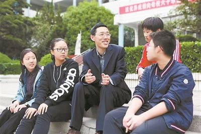 淮北市首批高層次人才儲備金獲得者、淮北市第一中學(xué)教師陳超（左三）在與學(xué)生交談。淮北市委人才工作局供圖