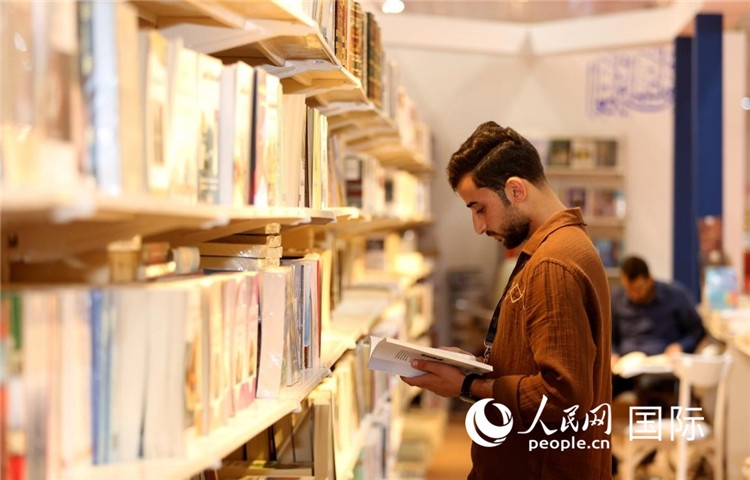 一位民眾在讀書。人民網中東中心分社奧馬爾·哈利勒攝