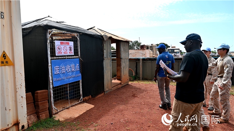 圖5 檢查廢棄油料收集點。王軍杰攝