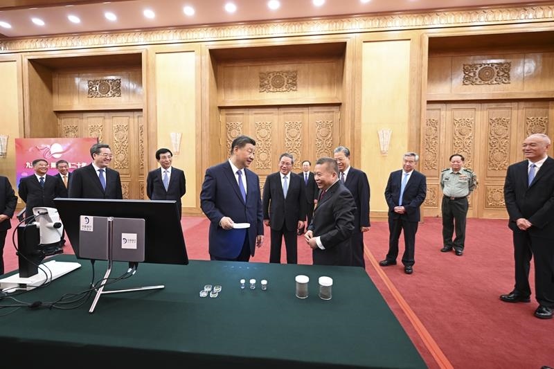 △2024年9月23日，習(xí)近平總書記等參觀月球樣品和探月工程成果展覽。