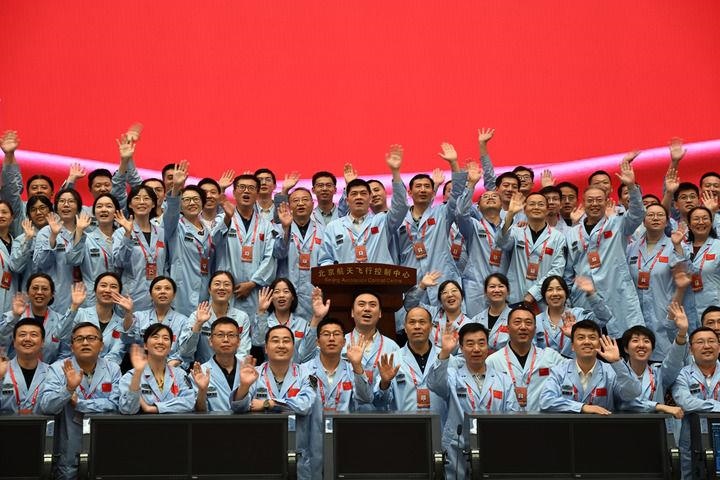 △2024年6月25日，嫦娥六號任務(wù)圓滿成功后，工作人員在北京航天飛行控制中心合影。