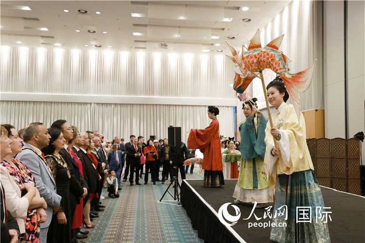 2、留學(xué)生表演了漢服展示《絲路霓裳》。邢雪攝
