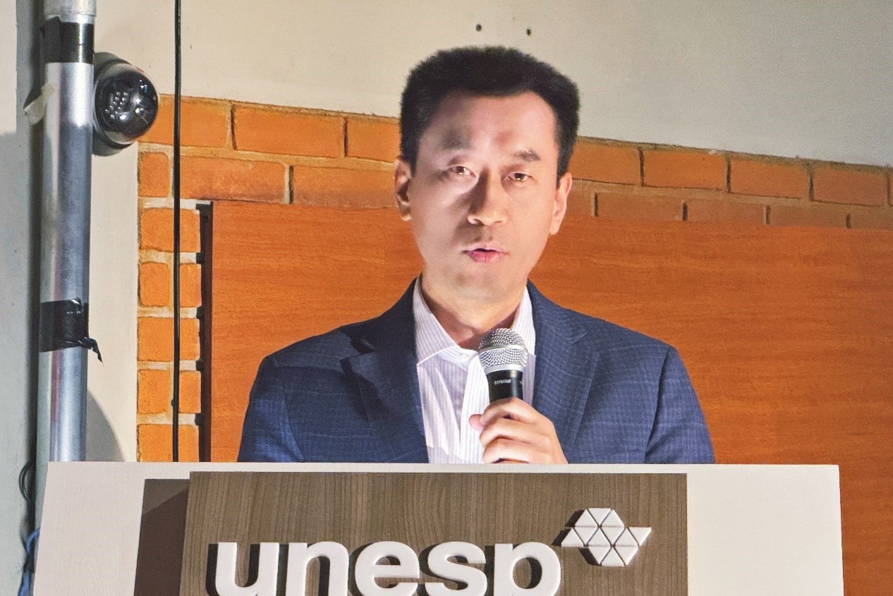 中國駐圣保羅總領(lǐng)事館副總領(lǐng)事田玉震在活動中致辭。圣保羅州立大學(xué)孔子學(xué)院供圖