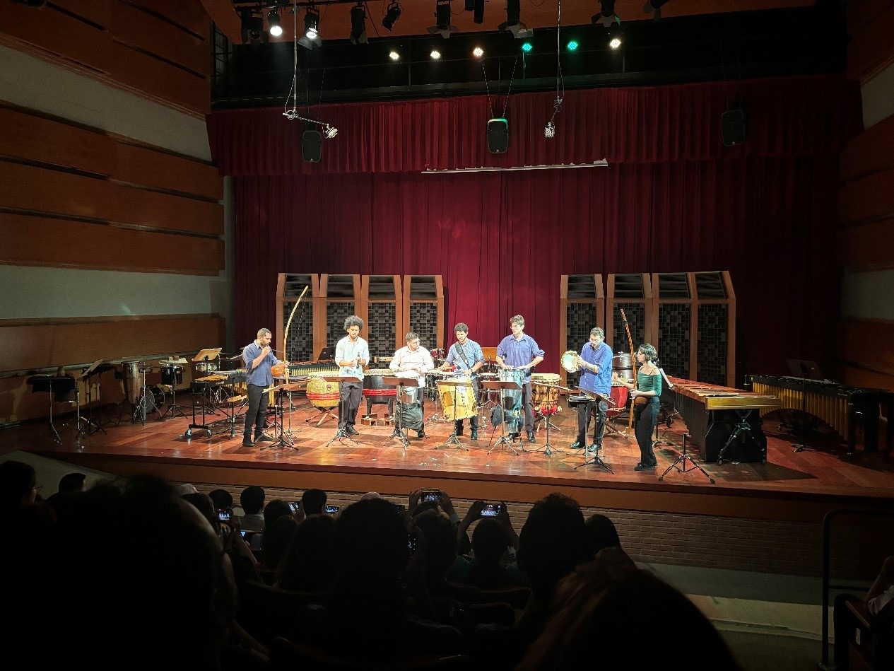 圣保羅州立大學(xué)藝術(shù)學(xué)院打擊樂團(tuán)在活動上表演精彩的節(jié)目。 圣保羅州立大學(xué)孔子學(xué)院供圖