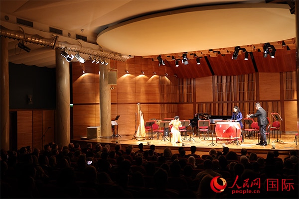 中國(guó)歌劇舞劇院的音樂家表演京劇曲牌《夜深沉》。人民網(wǎng)記者 禹麗敏攝