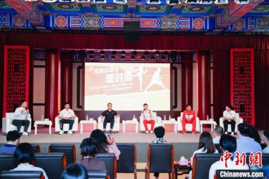 吳愉、王德新、沈?qū)W軍、江海東、朱曉蕾與在座同學(xué)們分享個(gè)人的體育故事與成長感悟。上海市港澳辦供圖