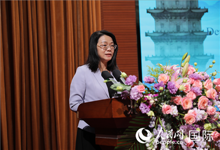 福建省人民政府外事辦公室副主任黃劭蓉在“走進(jìn)中華文明——海絲印記 世遺泉州”主題人文交流活動(dòng)中致辭。人民網(wǎng) 王婧攝