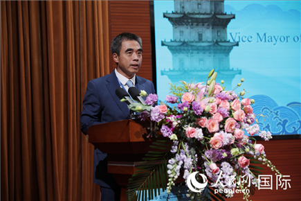 泉州市人民政府副市長(zhǎng)姚飛在“走進(jìn)中華文明——海絲印記 世遺泉州”主題人文交流活動(dòng)中致辭。人民網(wǎng) 王婧攝