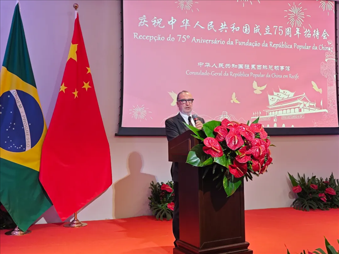 巴西外交部駐東北部地區(qū)辦公室主任德寶拉大使在招待會上致辭。 中國駐累西腓總領(lǐng)館供圖