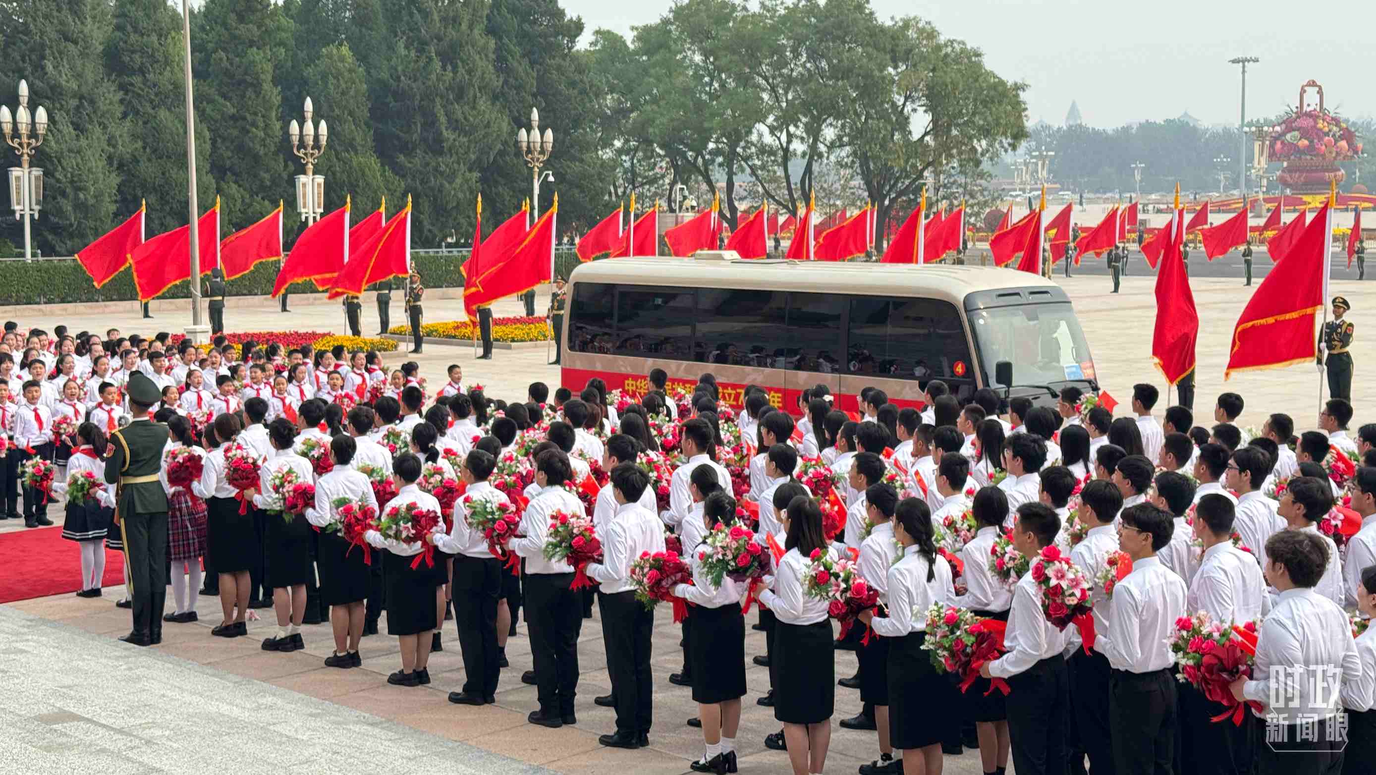 2024年9月29日，人民大會(huì)堂外，少先隊(duì)員列隊(duì)迎接英雄模范。（總臺(tái)央視記者蔣碩拍攝）