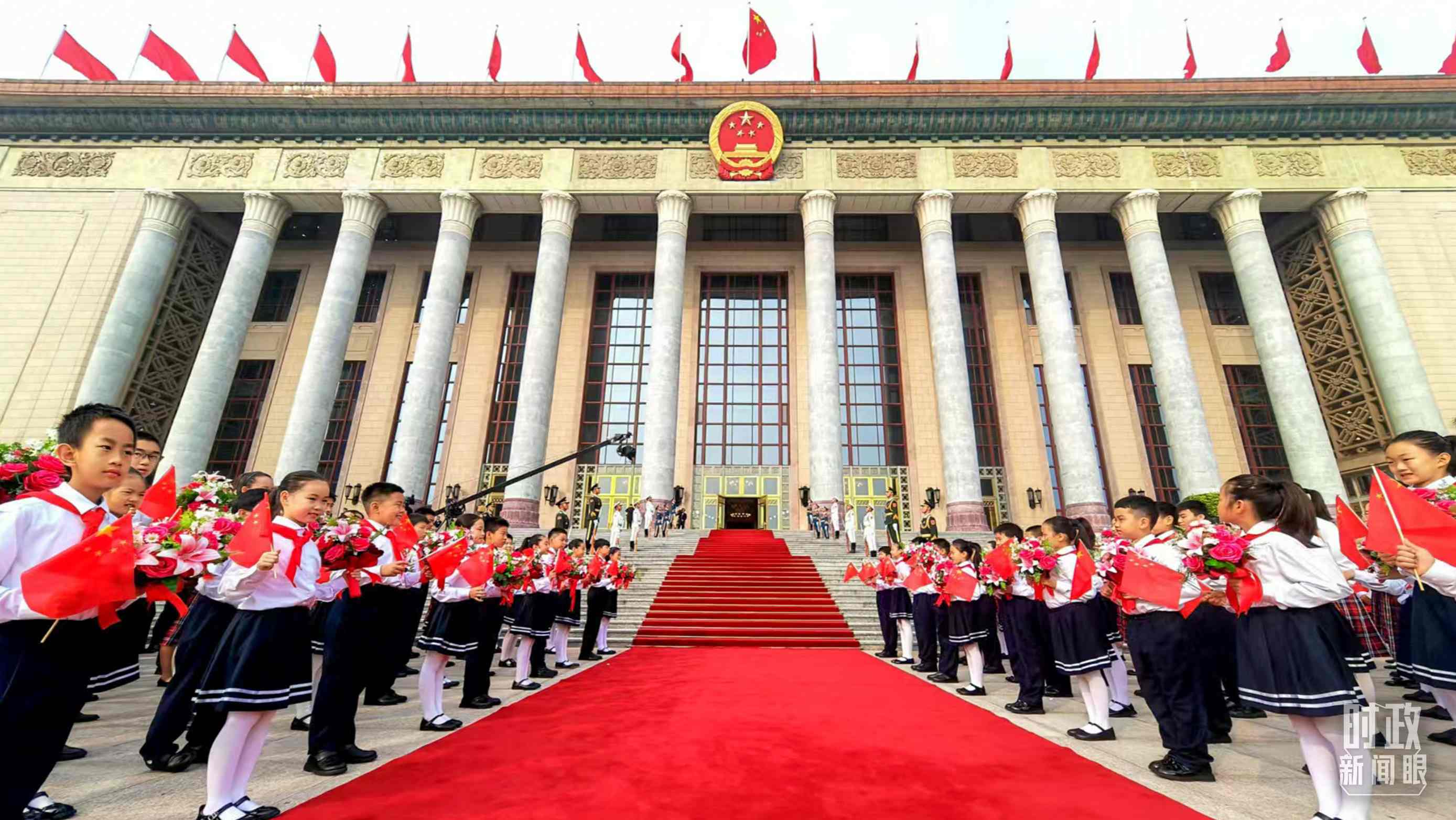 9月29日，人民大會(huì)堂外紅毯鋪就，迎接英雄模范。（總臺(tái)央視記者劉琦拍攝）