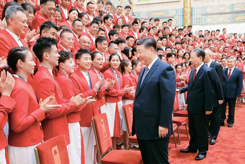 2024年8月20日，黨和國家領(lǐng)導(dǎo)人習(xí)近平、趙樂際、王滬寧、蔡奇、李希、韓正等在人民大會(huì)堂接見第33屆夏季奧林匹克運(yùn)動(dòng)會(huì)中國體育代表團(tuán)全體成員。 新華社記者 鞠鵬/攝