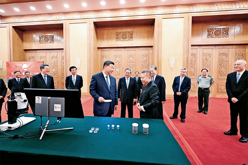 2024年9月23日，黨和國家領(lǐng)導(dǎo)人習(xí)近平、李強(qiáng)、趙樂際、王滬寧、蔡奇、丁薛祥、李希等在人民大會(huì)堂接見探月工程嫦娥六號任務(wù)參研參試人員代表并參觀月球樣品和探月工程成果展覽。這是習(xí)近平等參觀月球樣品和探月工程成果展覽。 新華社記者 謝環(huán)馳/攝