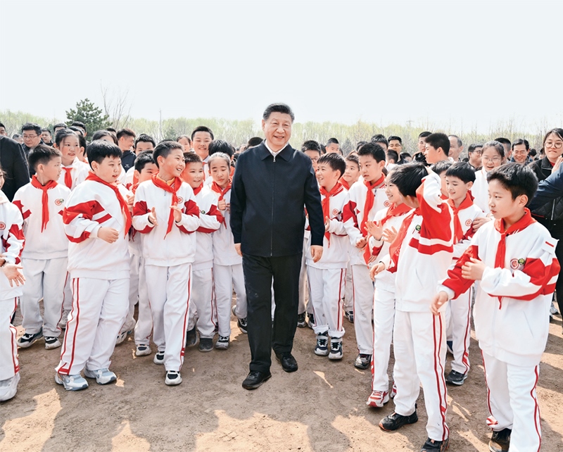 2024年4月3日，黨和國家領(lǐng)導(dǎo)人習(xí)近平、李強(qiáng)、趙樂際、王滬寧、蔡奇、丁薛祥、李希、韓正等來到北京市通州區(qū)潞城鎮(zhèn)參加首都義務(wù)植樹活動(dòng)。這是習(xí)近平同少先隊(duì)員在一起。 新華社記者 李學(xué)仁/攝