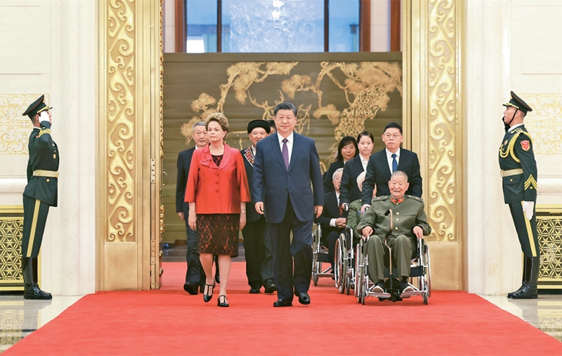 2024年9月29日，中華人民共和國國家勛章和國家榮譽(yù)稱號頒授儀式在北京人民大會(huì)堂金色大廳隆重舉行。中共中央總書記、國家主席、中央軍委主席習(xí)近平同國家勛章和國家榮譽(yù)稱號獲得者一同步入會(huì)場。 新華社記者 王曄/攝