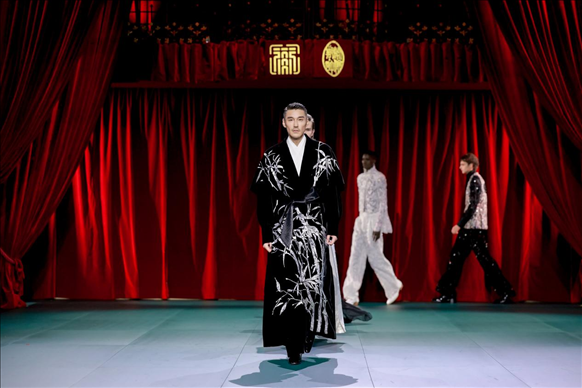 9月28日，模特在法國(guó)巴黎舉行的“2024巴黎·恭王府服飾秀”上展示服裝（主辦方供圖）