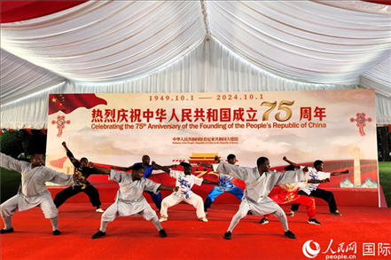 肯尼亞青年表演中國武術(shù)。人民網(wǎng)記者 黃煒鑫攝