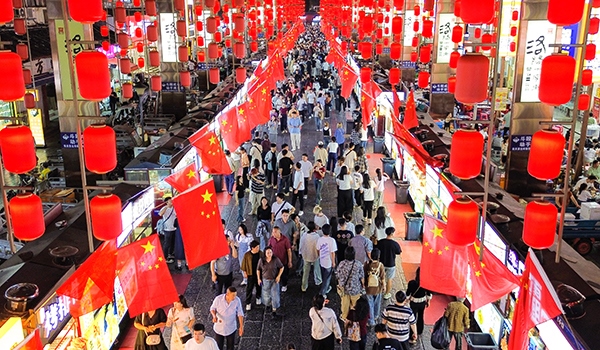 國(guó)慶臨近，河南省洛陽(yáng)市老城歷史文化街區(qū)裝扮一新，國(guó)旗招展，處處洋溢著濃厚的國(guó)慶節(jié)日氛圍。來(lái)源：人民圖片網(wǎng)
