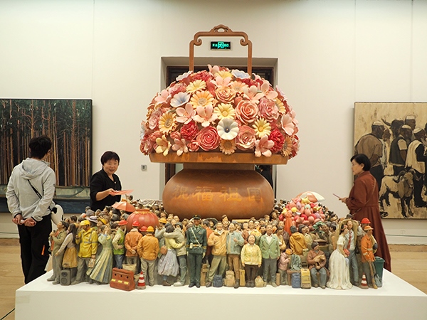 2024年9月28日，觀眾在中國(guó)美術(shù)館參觀“慶祝中華人民共和國(guó)成立75周年——第十四屆全國(guó)美術(shù)作品展覽進(jìn)京作品展”。杜建坡攝。來(lái)源：人民圖片網(wǎng)