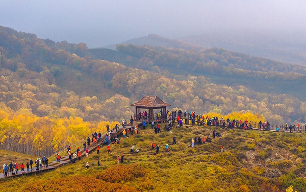 2024年9月27日，內(nèi)蒙古自治區(qū)赤峰市克什克騰旗烏蘭布統(tǒng)景區(qū)層林盡染，游人如織，風(fēng)光如畫(huà)。來(lái)源：人民圖片網(wǎng)