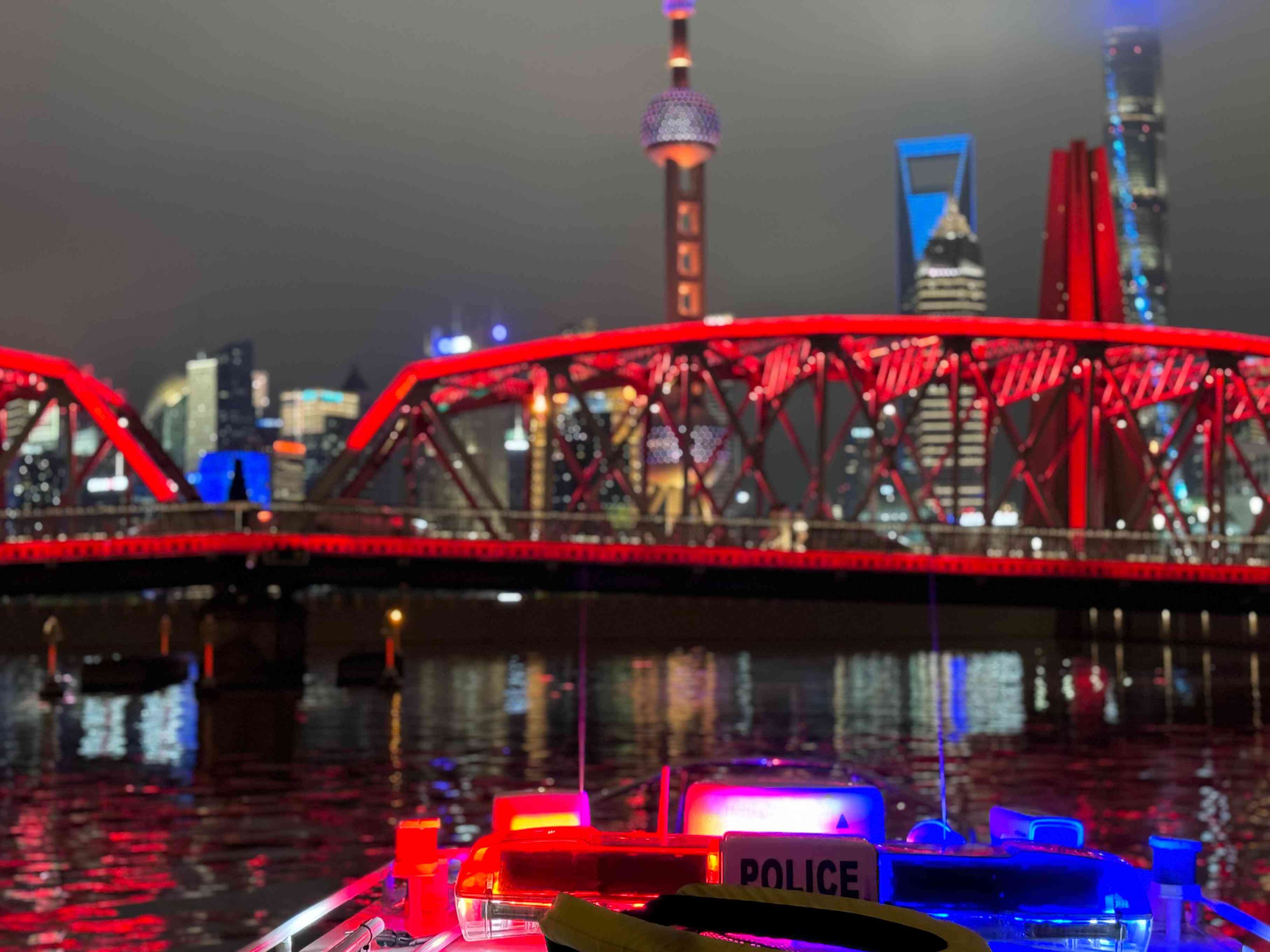 公安艇夜間巡邏。人民網(wǎng)記者 郝萍攝