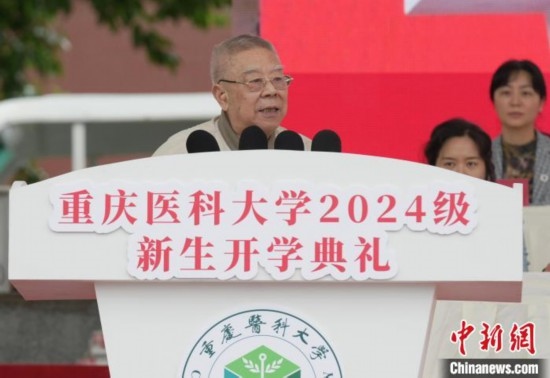 圖為陳宏礎(chǔ)教授為新生帶來“開學(xué)第一課”。中新網(wǎng)記者 周毅 攝