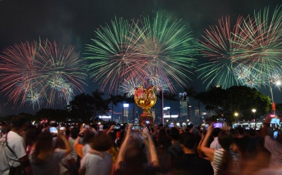 10月1日晚，香港國(guó)慶煙花匯演在維多利亞港舉行，慶祝中華人民共和國(guó)成立75周年。新華社記者 陳鐸 攝